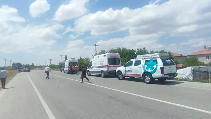 Aksaray’da Trafik Kazası: Hafif Ticari Araç ile Otomobil Çarpıştı, 6 Yaralı