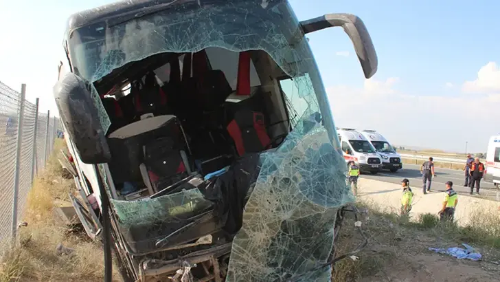 Aksaray'daki Feci Otobüs Kazasında Acı Haber: 1 Ölü, 9 Yaralının Tedavisi Sürüyor