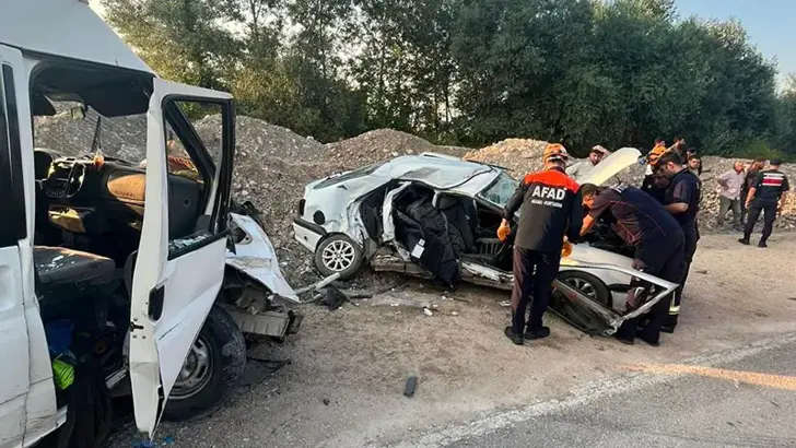Amasya'da Feci Kaza: Otomobil ile Minibüs Çarpıştı, 1 Ölü, 3 Yaralı