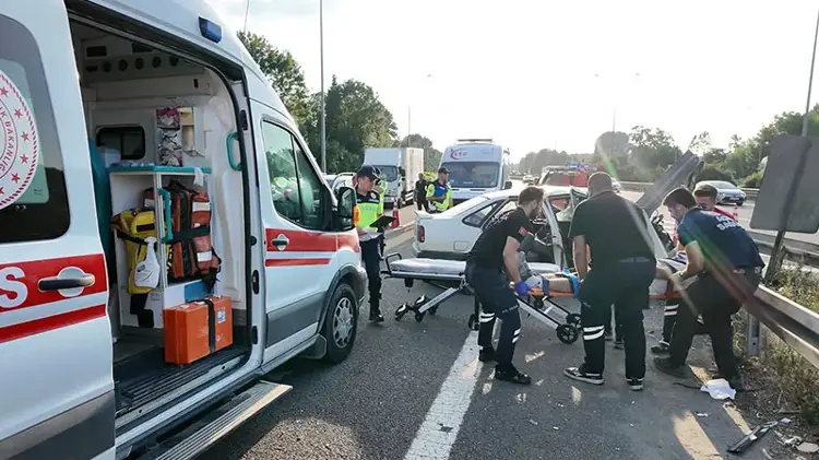 Anadolu Otoyolu'nda Trafik Kazası: Kontrolden Çıkan Otomobil Bariyere Çarptı, 3 Yaralı