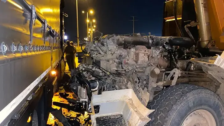 Ankara Sincan'da Korkutan Kaza: TIR'la Çarpışan Hafriyat Kamyonunun Kupası Koptu