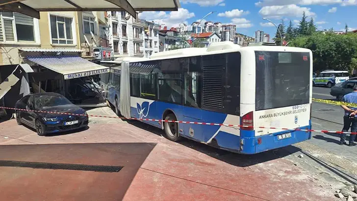 Ankara’da Korkutan Kaza: Kontrolden Çıkan Belediye Otobüsü İş Yerine Girdi, 7 Yaralı