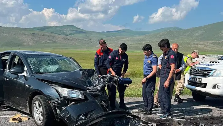 Ardahan'da Korkutan Kaza: Minibüs ile Otomobil Çarpıştı, 7 Yaralı