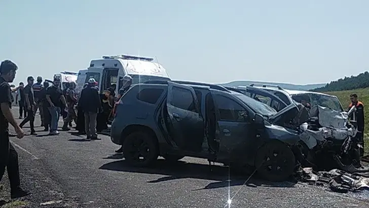 Ardahan'da Üç Aracın Karıştığı Zincirleme Kaza: 3 Ölü, 4 Yaralı
