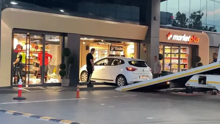 Bağcılar'da İnanılmaz Kaza: Kontrolden Çıkan Otomobil Markete Daldı, 1 Yaralı