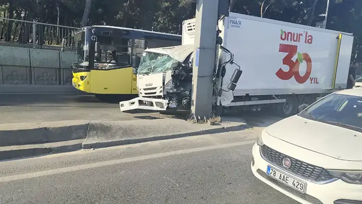 Bahçelievler D-100'de Kaza: Yönlendirme Direğine Çarpan Kamyonetin Şoförü Yaralandı