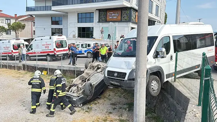 Bartın'da Feci Kaza: İşçi Servisi ile İki Otomobil Çarpıştı, 1 Araç Ters Döndü