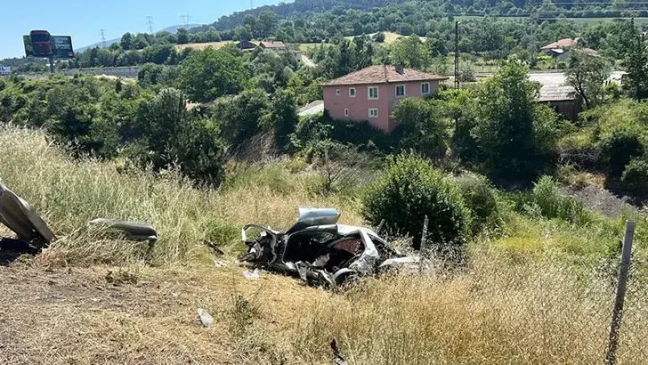 Bolu'da Feci Kaza: Şarampole Devrilen Otomobilde 1 Kişi Hayatını Kaybetti, 3 Yaralı
