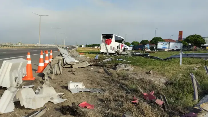 Bolu'da Feci Kaza: Yolcu Otobüsü Tesis Tabelasına Çarptı, 4'ü Ağır 13 Yaralı