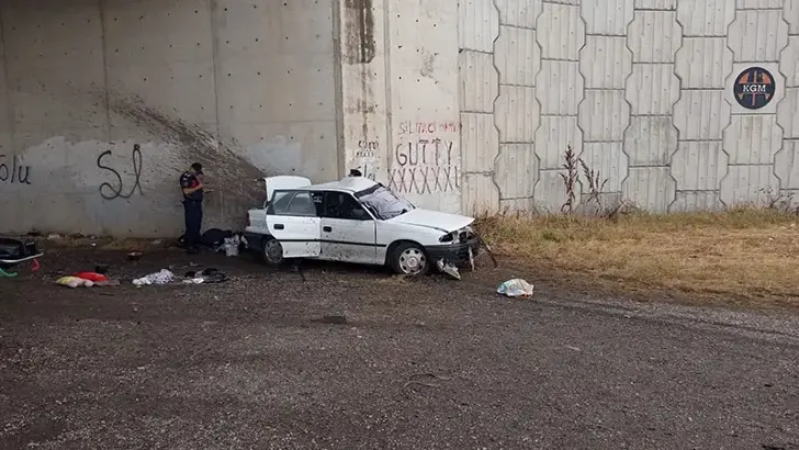Bursa'da Feci Kaza: Köprü Altındaki Beton Duvara Çarpan Otomobilde 3 Kişi Hayatını Kaybetti