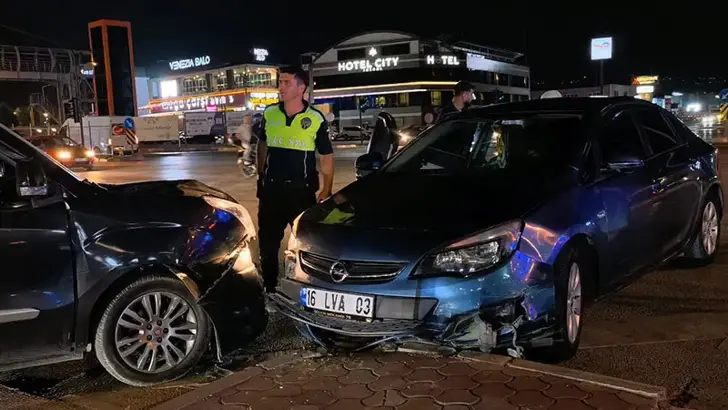 Bursa'da Kırmızı Işık İhlali Zincirleme Kazaya Yol Açtı: 5 Yaralı