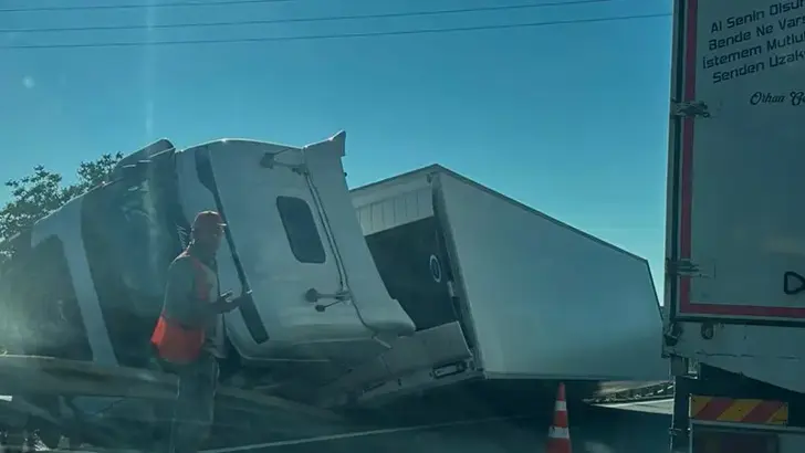 Bursa'da Kontrolden Çıkan TIR Devrildi: 1 Yaralı