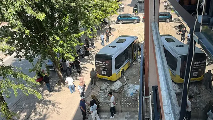 Bursa'da Korkutan Kaza: Direksiyon Başında Fenalaşan Şoför Minibüsle İş Yerine Dalıp Boş Arsaya Uçtu