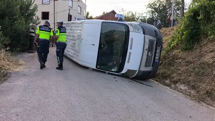 Bursa’da Korkutan Kaza: Tarım İşçilerini Taşıyan Minibüs Devrildi, 7 Kişi Yaralandı