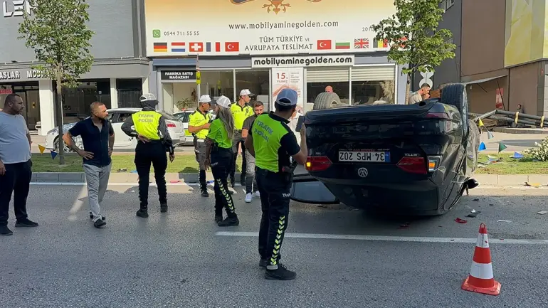 Bursa'da Korkutucu Kaza Kamerada: Refüje Çarpıp Takla Atan Otomobilde 2 Kişi Yaralandı