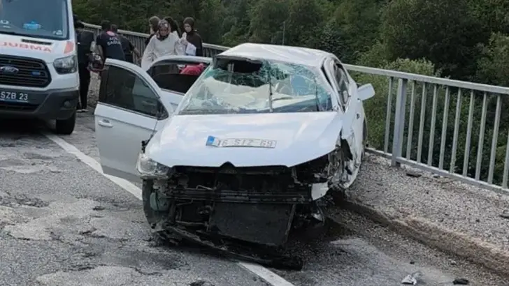Bursa'da Otomobil Köprü Bariyerlerine Çarptı: 1'i Polis 5 Yaralı