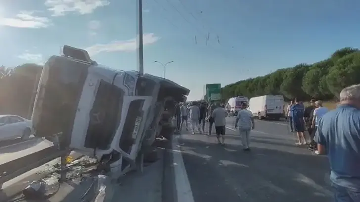 Büyükçekmece TEM Otoyolu'nda Beton Tankeri Devrildi: Ankara İstikameti Trafiğe Kapandı