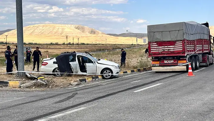 Çankırı'da Feci Kaza: Kamyon ile Otomobil Çarpıştı, 3 Ölü, 2 Yaralı