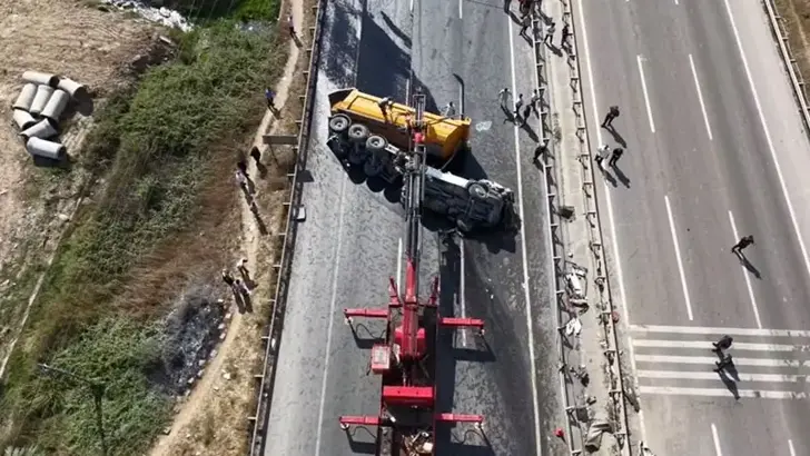 Çekmeköy'de Hafriyat Kamyonu Takla Attı: Şoför Ağır Yaralı