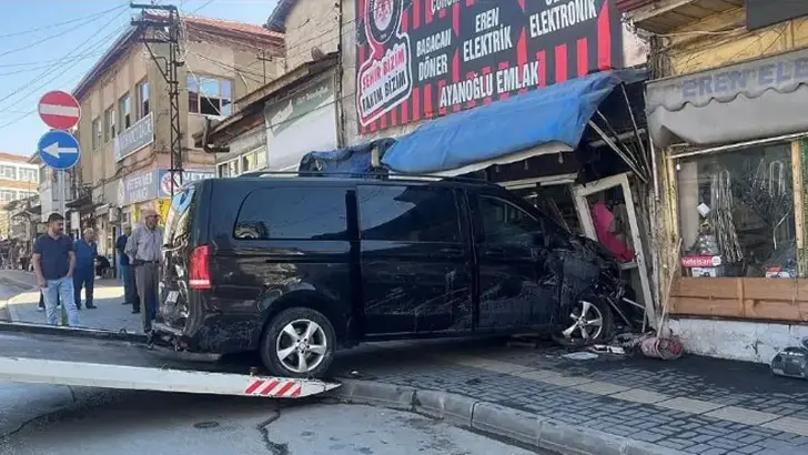 Çorum'da Kontrolden Çıkan Minibüs Ortalığı Savaş Alanına Çevirdi: 5 Araca Çarpıp Çay Ocağına Daldı