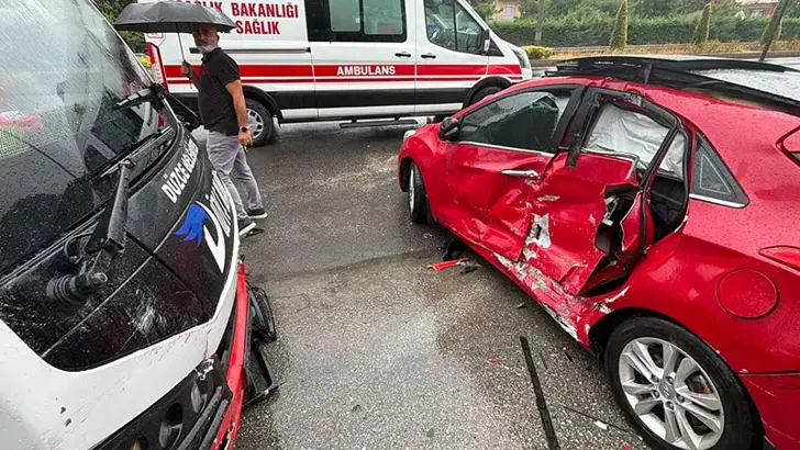 Düzce'de Yolcu Midibüsü ile Otomobil Çarpıştı: 5 Yaralı