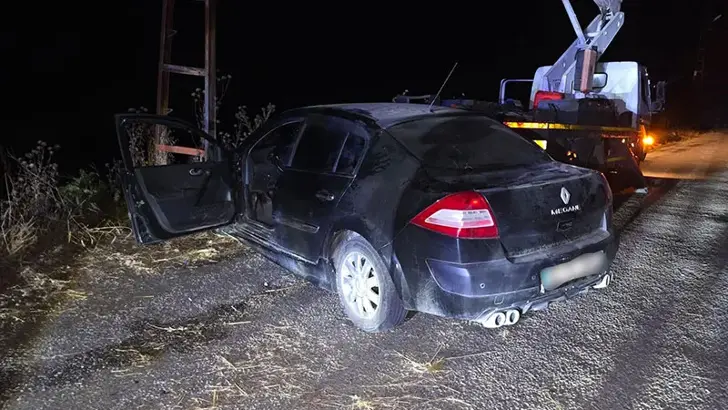 Edirne'de Feci Kaza: Elektrik Direğine Çarpan Alkollü Sürücü Ağır Yaralandı