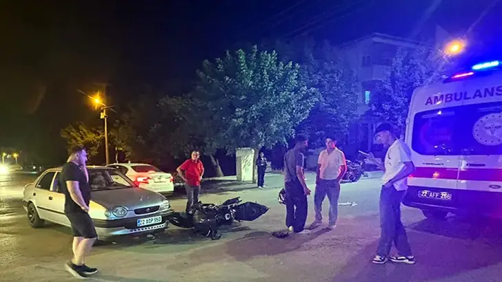Edirne'de Otomobil ile Motosiklet Çarpıştı: 2 Yaralı