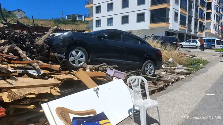 Ereğli’de Otomobil Odun Yığınına Çarptı: Aynı Aileden 6 Yaralı