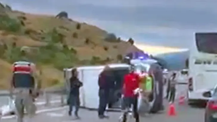 Erzincan'da Minibüs Faciası: 6'sı Çocuk 16 Kişi Yaralandı