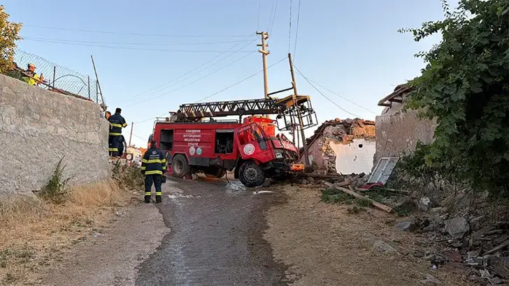 Eskişehir'de Görev Dönüşü Kaza: İtfaiye Aracı Eve Çarptı, 3 Personel Yaralı