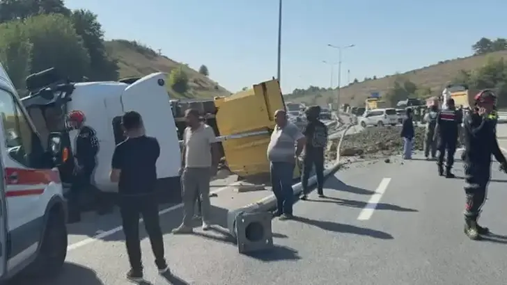 Eyüpsultan'da Feci Kaza: Otomobile Çarpan Hafriyat Kamyonu Devrildi, 2 Yaralı
