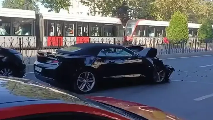 Fatih'te Gürcistan Plakalı Otomobil Dehşeti: Servis Minibüsüne Çarpan Sürücü Kayıplara Karıştı