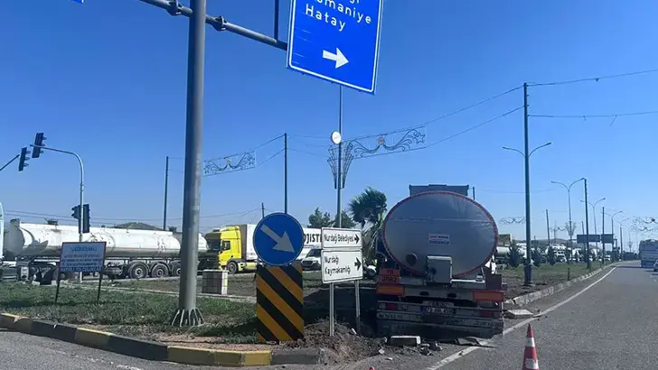 Gaziantep'te Akaryakıt Tankeri ile Hafif Ticari Araç Çarpıştı: 1 Yaralı