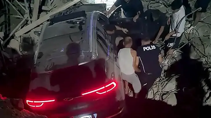 Hatay'da Korkutan Kaza: Cip Yapımı Süren Köprüden Uçtu (2 Yaralı)