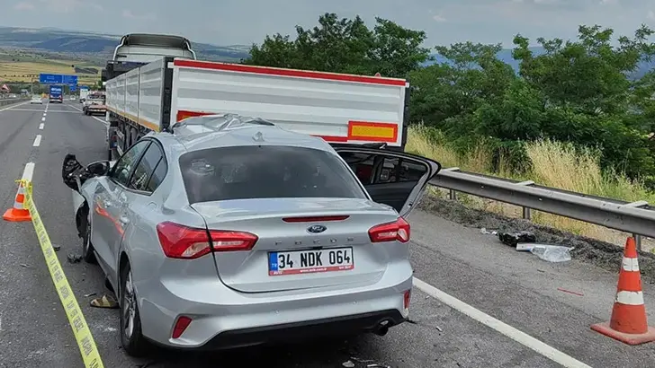 Karabük'te Feci Kaza: Otomobil TIR'a Arkadan Çarptı, 1 Ölü, 6'sı Çocuk 8 Yaralı