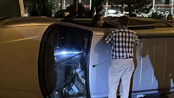 Kayseri'de İlginç Kaza: Yan Yatan Aracının İçine Girip 1 Saat Eşya Topladı