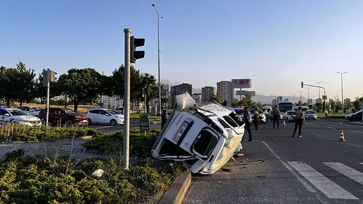 Kayseri'de Korkutan Çarpışma: Hafif Ticari Araç Devrildi, 4 Yaralı