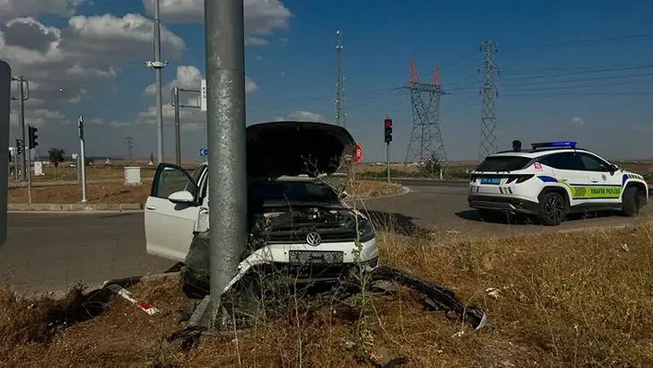 Kilis'te Otomobil Yön Tabelasının Direğine Çarptı: 2 Yaralı
