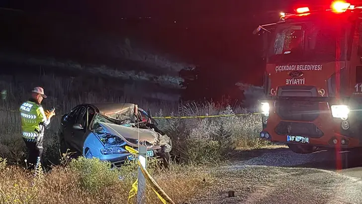 Kırşehir'de Feci Kaza: Otomobil Buğday Yüklü Traktöre Çarptı, 1 Ölü, 2 Yaralı