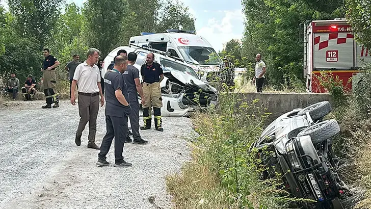 Kütahya'da Kamyonetle Çarpışan Cip Su Kanalına Devrildi: 3 Yaralı