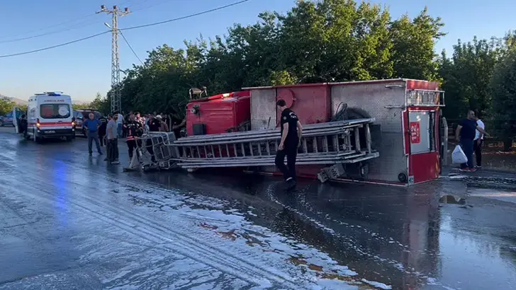Malatya'da Yangına Giden İtfaiye Aracı Devrildi: 3 İtfaiye Eri Yaralı