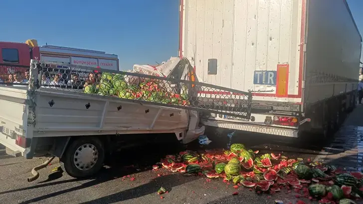 Manisa’da Kamyonet TIR’a Arkadan Çarptı: 1’i Ağır 2 Yaralı