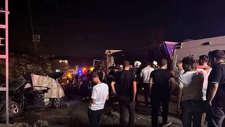 Mardin'de Katliam Gibi Kaza: Otomobil ile Kamyon Çarpıştı, 2 Ölü, 6 Yaralı