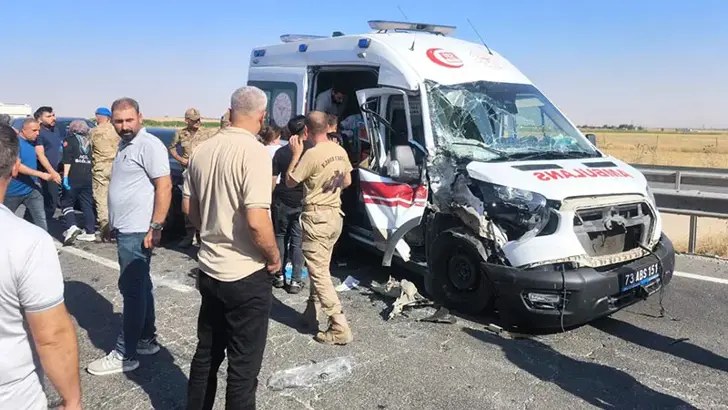 Mardin'de Zincirleme Kaza: Ambulanstaki 2 Sağlık Çalışanı ve 1 Hasta Yaralandı