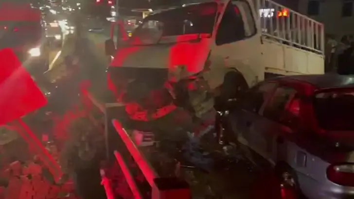 Niğde'de Zincirleme Trafik Kazası: 3 Araç Birbirine Girdi, 4 Yaralı