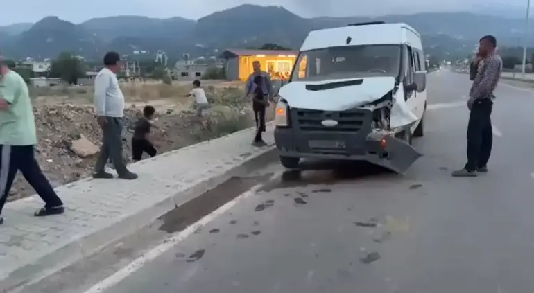 Osmaniye'de Başıboş Ata Minibüs Çarptı: O Anlar Kamerada