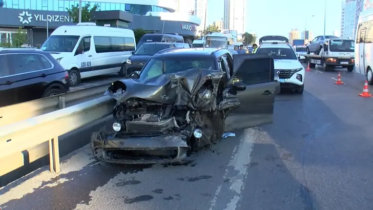 Pendik D-100 Karayolunda Zincirleme Kaza: 3 Araç Birbirine Girdi, 2 Yaralı