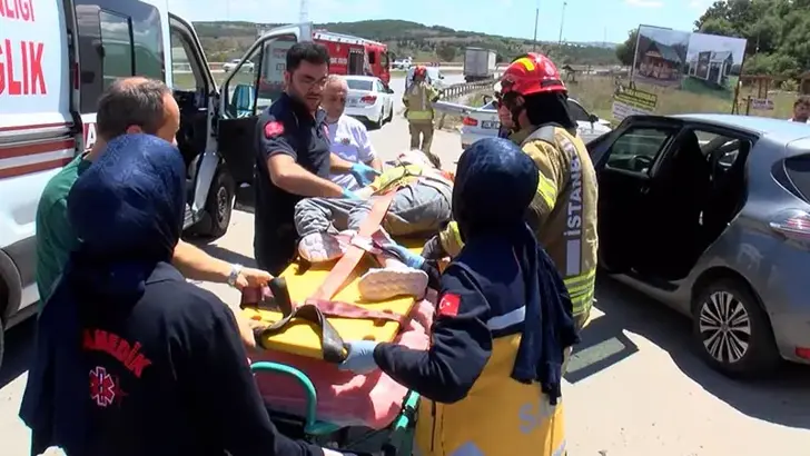 Pendik'te İki Otomobil Çarpıştı: 1'i Çocuk 2 Kişi Yaralandı