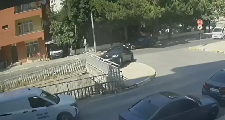 Pendik'te Korkutucu Kaza: Kontrolden Çıkan Otomobil Dereye Uçtu