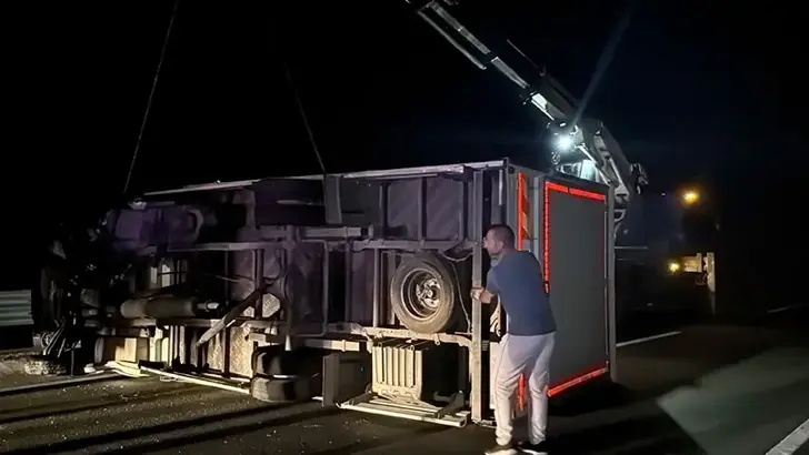 Safranbolu'da Kamyonet Bariyerlere Çarparak Devrildi: 1 Yaralı